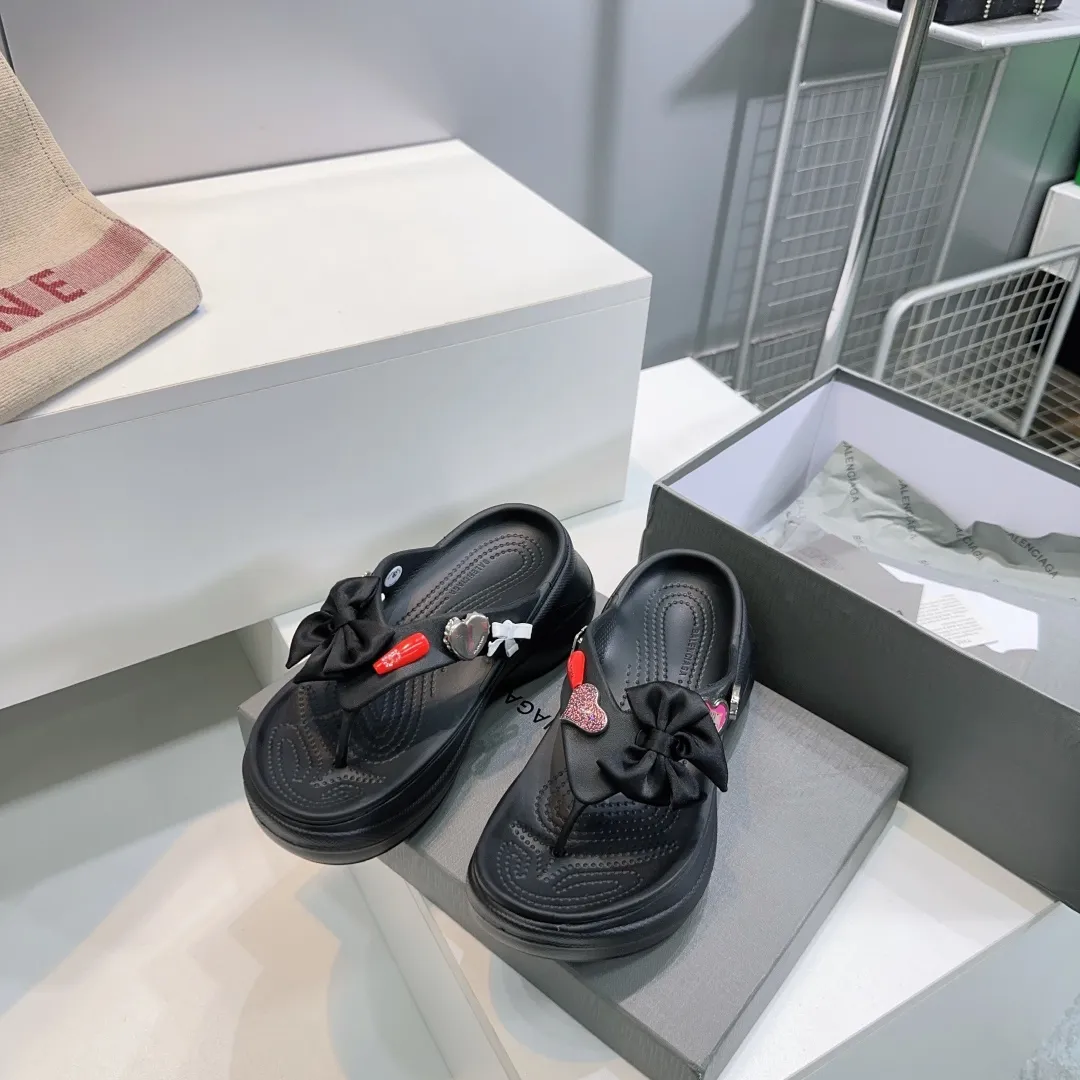 👟👟Ex-factory price 440👟👟 Top quality🔥Balenciaga 25 spring and summer latest thick-soled rubber jelly shoes flip-flops! 25 new spring dark horse items, fashion bloggers at home and abroad have put on foot shows, popular on social platforms at home and abroad, fashionistas must buy, various Parisian elements hardware buckle DIY, highly brand recognition All hardware is re-engraved and made with heavy gold molds Ingenious craftsmanship, accurately restoring every detail Original open-mold EVA rubber and plastic one-piece outsole Super light on the foot, a proper height-increasing artifact with an outsole height of 6cm Original full set of packaging Code number: 35-42 (40, 41, 42 are non-refundable) with original packaging